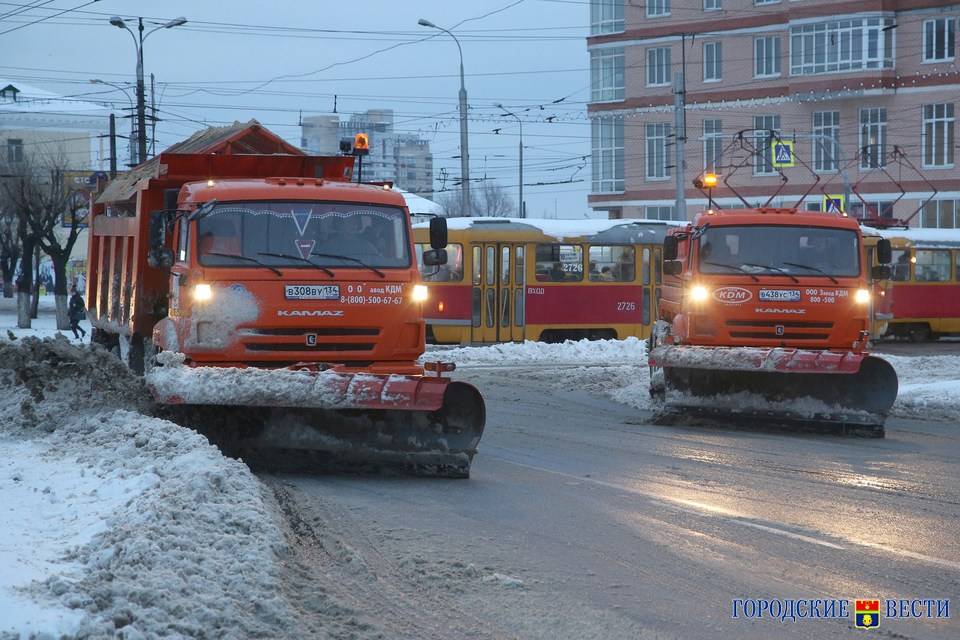 В Волгограде последствия снегопада устраняют 75 спецмашин