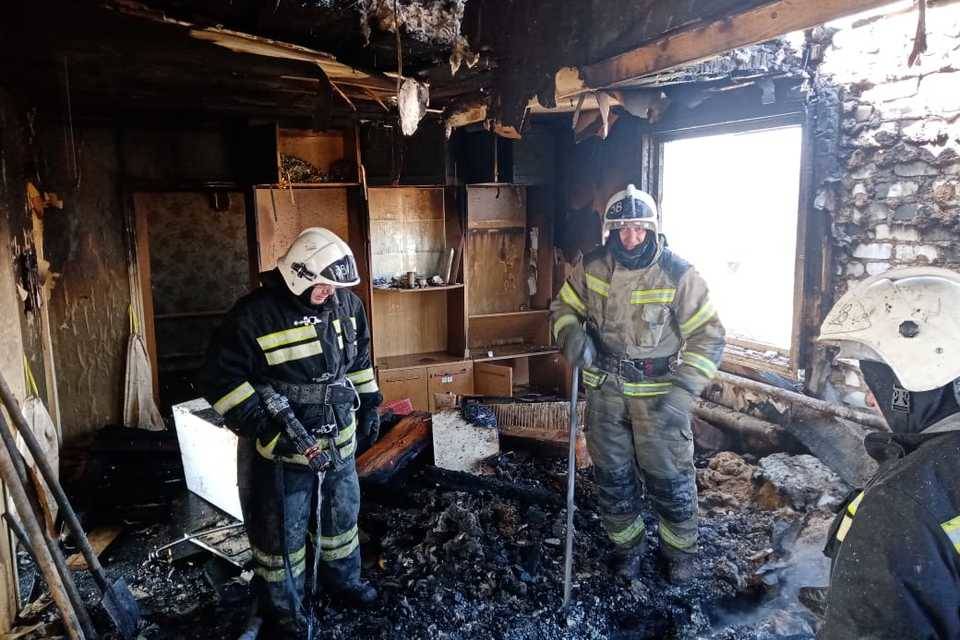 Под Волгоградом сгорел деревянный дом
