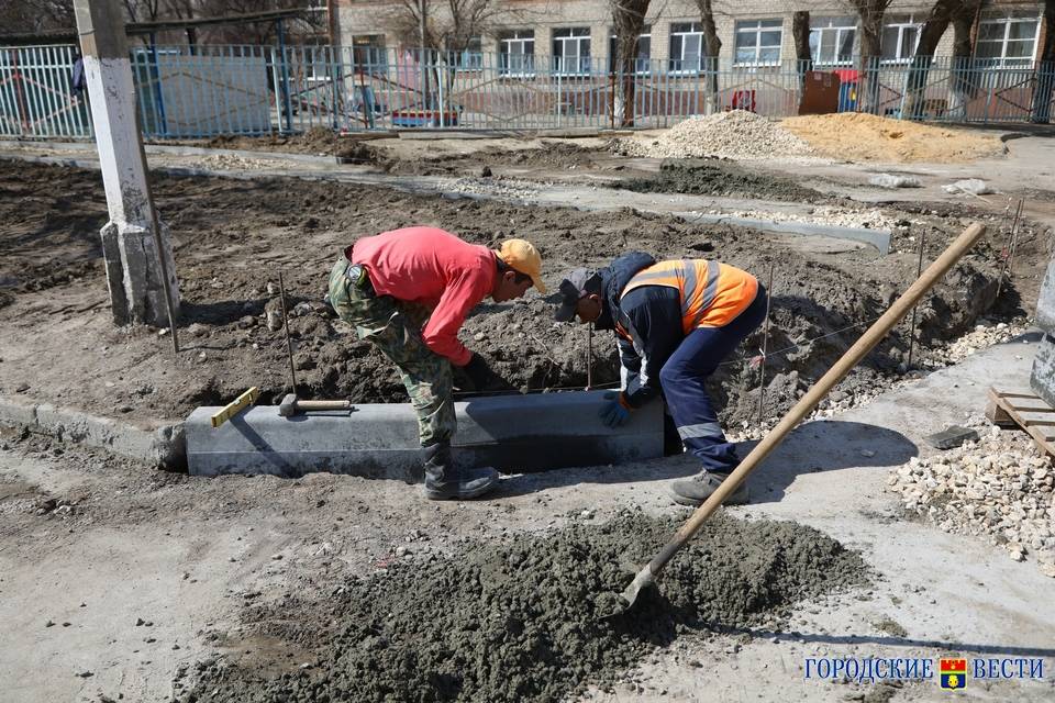 В Волгограде на улице Дежнёва установили 800 метров новых бордюров