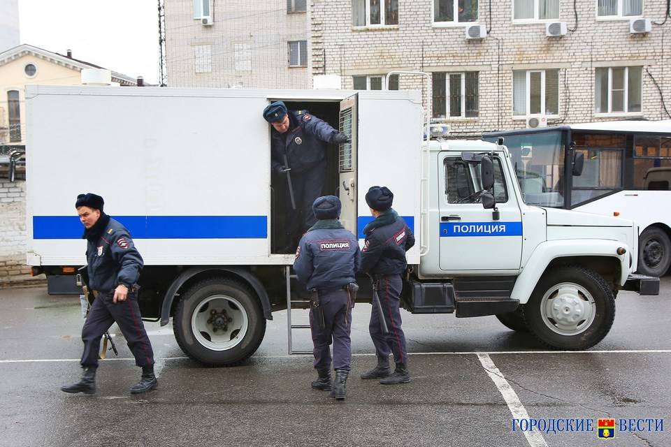 В Волгограде экстренно эвакуировали пять судов