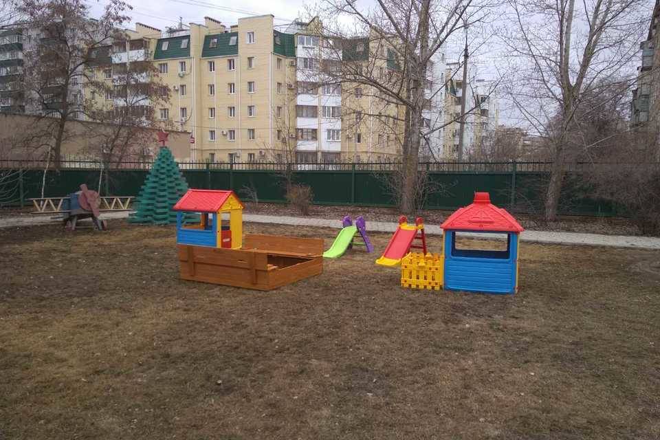 Волгоградские железнодорожники установили игровую площадку у Волжского дома ребёнка