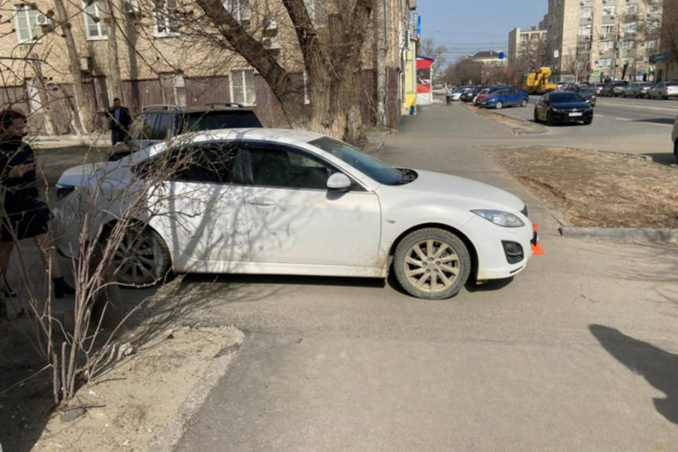 В Волгограде автоледи на Mazda сбила 5-летнего ребёнка на тротуаре