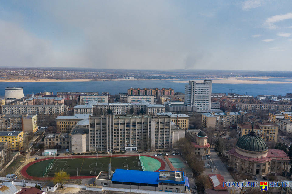 Центр Волгограда накрыло едким облаком дыма