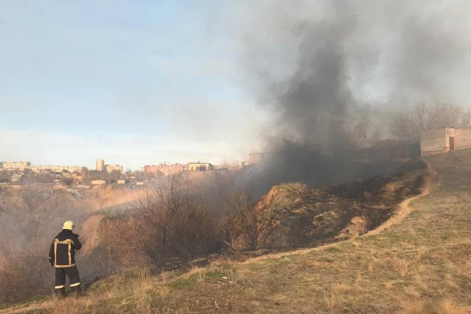 В Волгограде тушат крупный ландшафтный пожар, ситуацию осложняет ветер