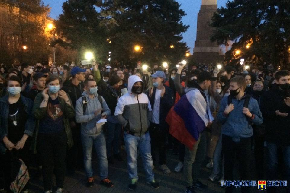 «Уходите с работы и заводов!»: сторонники Навального вышли на улицы Волгограда со странными лозунгами