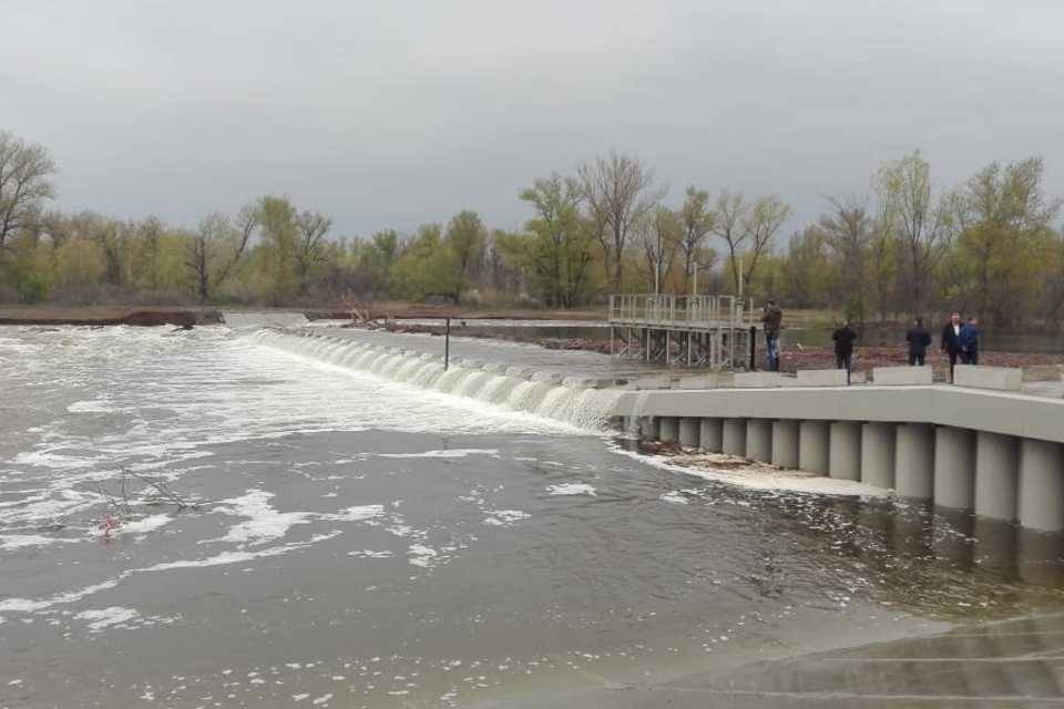 Инцидент с плотиной под Волгоградом связали с высоким сбросом воды на Волжской ГЭС