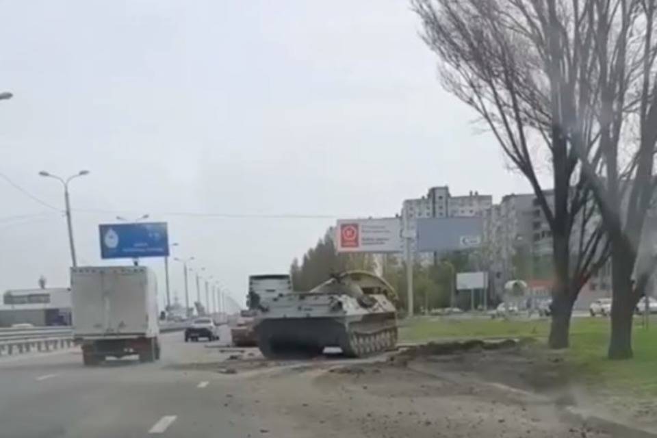 В Волгограде с трала скатился бронетранспортер