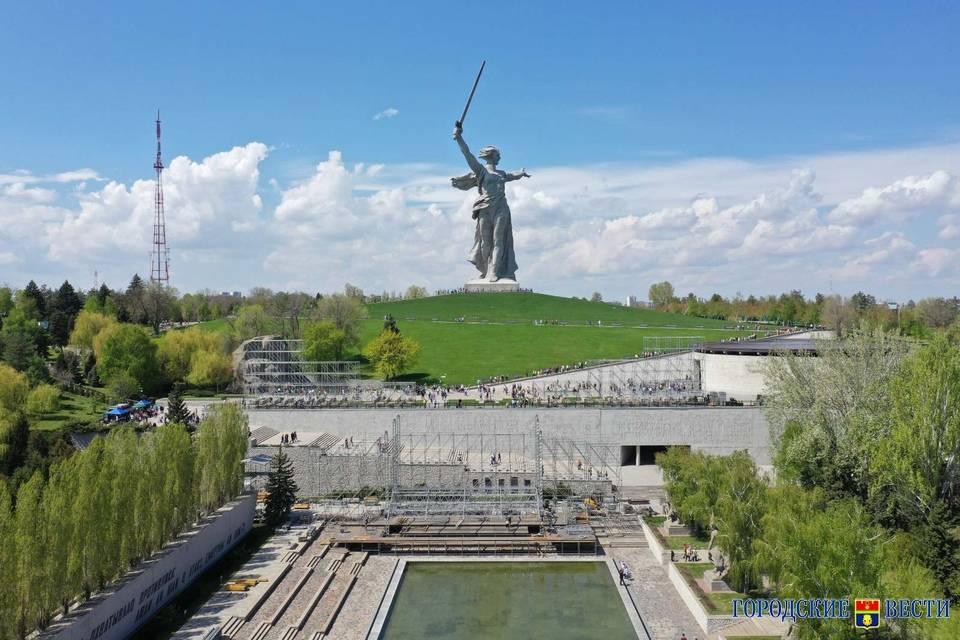 В Волгограде на Мамаевом кургане монтируют конструкции для «Света Великой Победы»