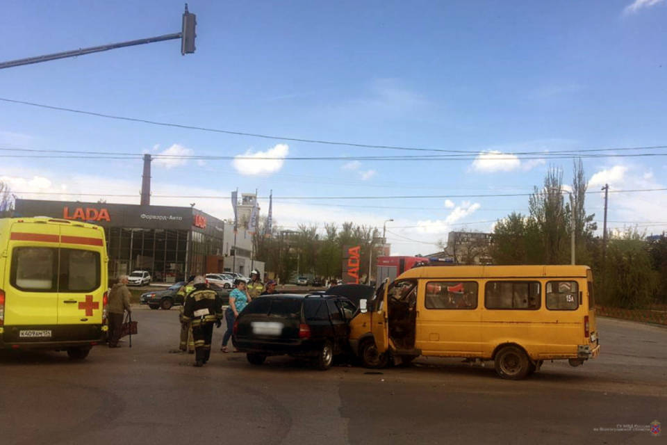 «Пострадало 6 человек»: в Волгограде произошло массовое ДТП с маршруткой