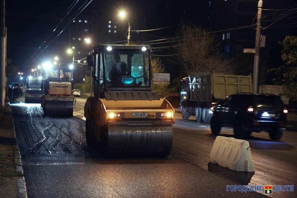 На юге Волгограда рабочие по ночам асфальтируют улицу Кооперативную