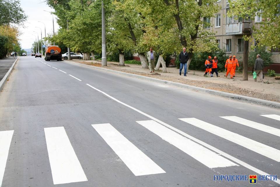 В Волгограде с начала мая на дороги нанесли свыше 12 тысяч кв. метров новой разметки