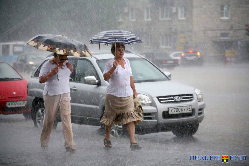 Волгоград 9 Мая атакуют штормовой ветер и проливные дожди