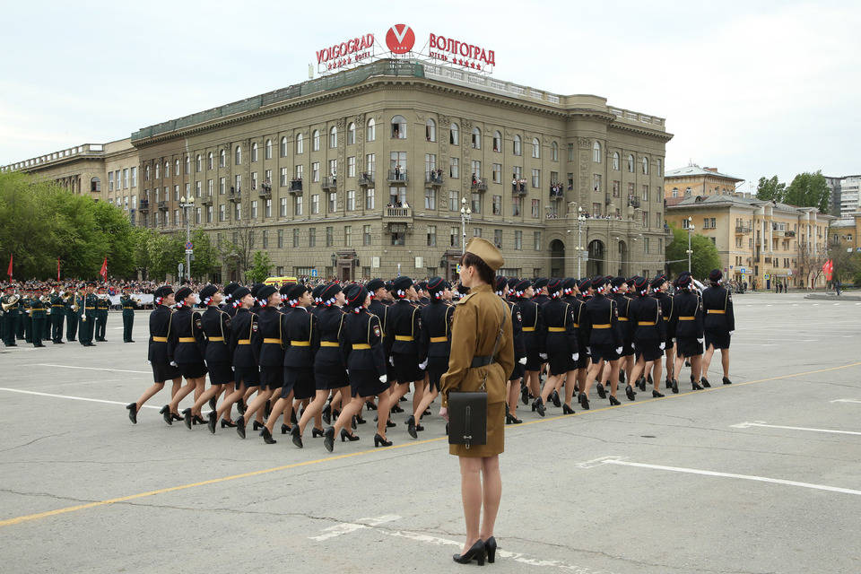 В мэрии Волгограда прокомментировали просьбу не смотреть парад Победы с балконов