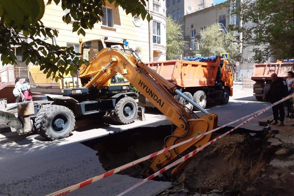 В центре Волгограда перекрыли дорогу, где образовался провал