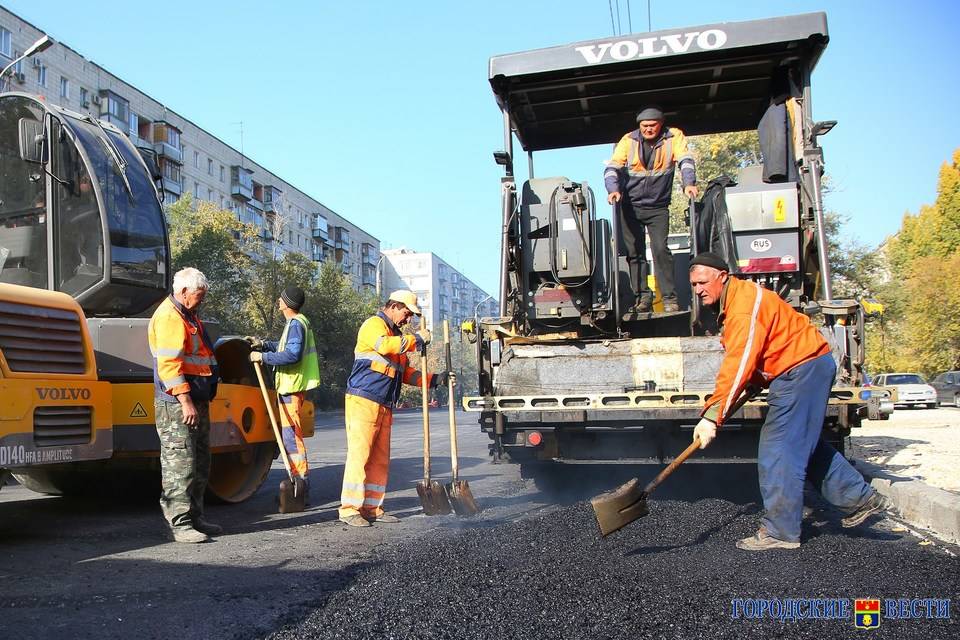 В Волгограде на улице Ольги Форш началось формирование нового покрытия дороги
