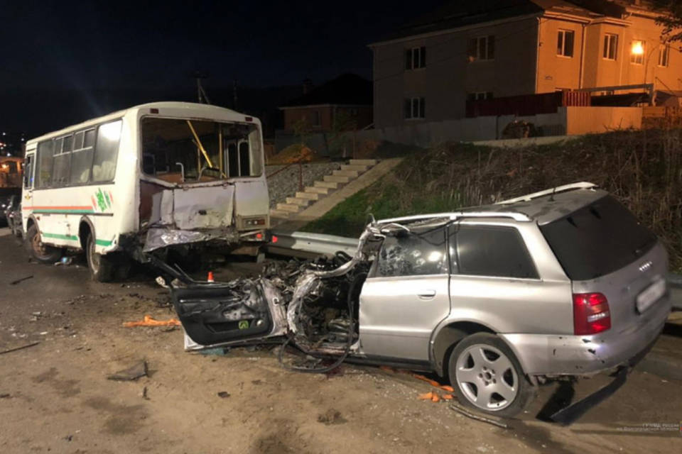 В Волгограде два человека погибли в результате столкновения легковушки с автобусом