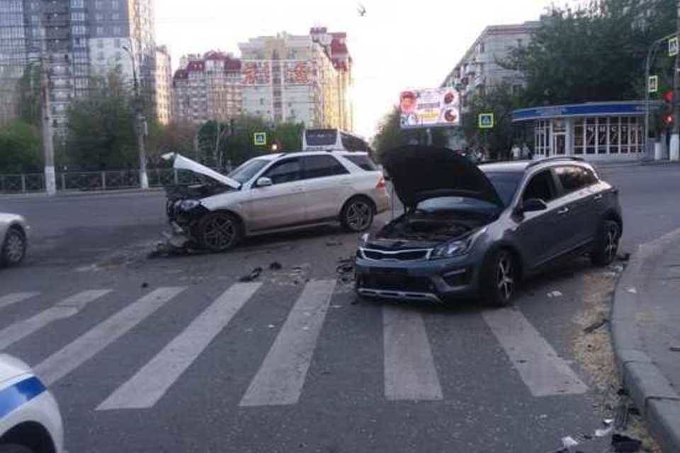 При столкновении двух иномарок в Волгограде пострадал 32-летний мужчина