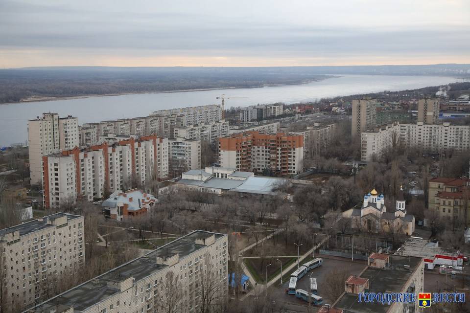 В центре Волгограда с крыши общежития №4 упал человек