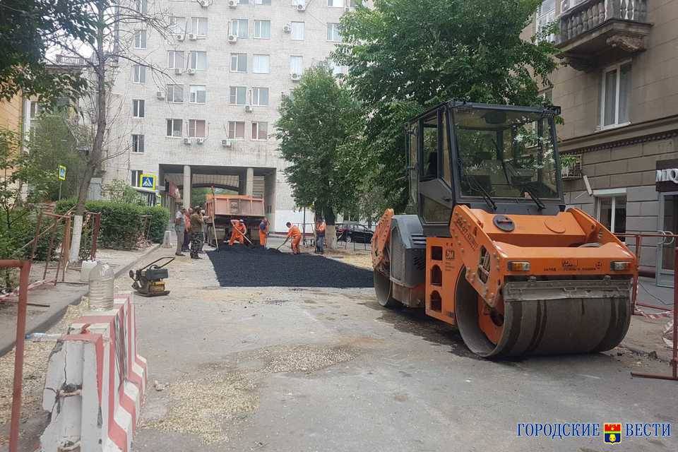 В Волгограде устранили яму на улице Мира