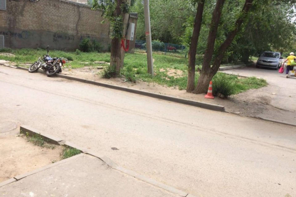 На юге Волгограда 16-летний мотоциклист влетел в дерево
