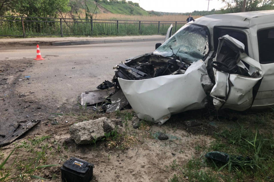 Потерявший сознание водитель Lada Largus устроил ДТП под Волгоградом и погиб