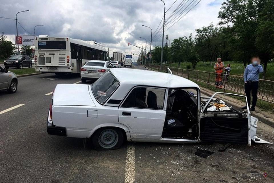 В Волгограде водитель скончался при столкновении ВАЗа со столбом