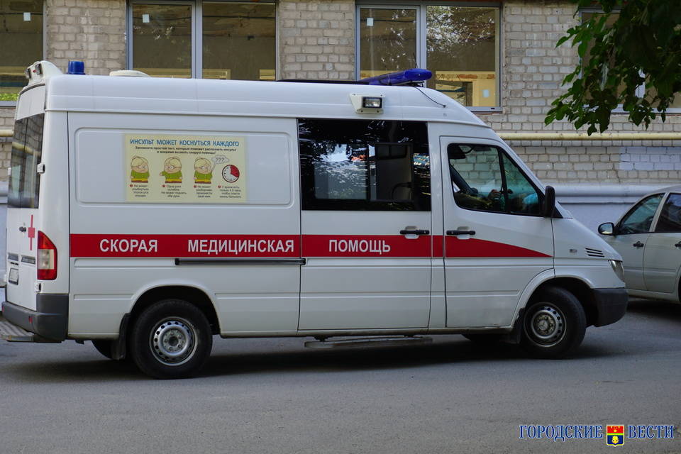 В центре Волгограда из окна 22-этажки выпала 48-летняя женщина