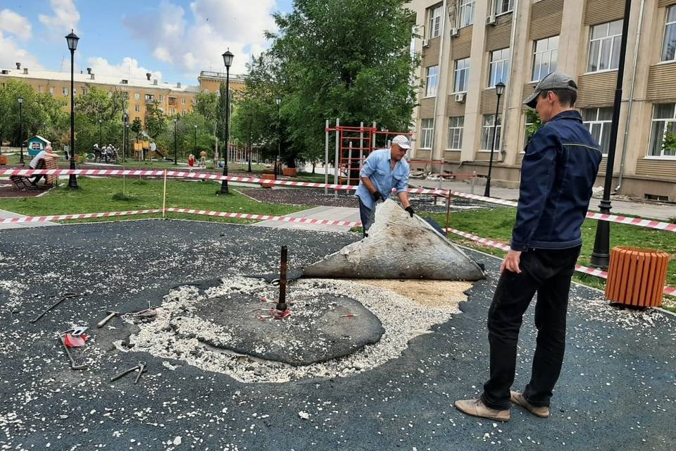 Вандалы содрали покрытие на новых площадках в Волгограде. Подрядчик меняет его за свой счет