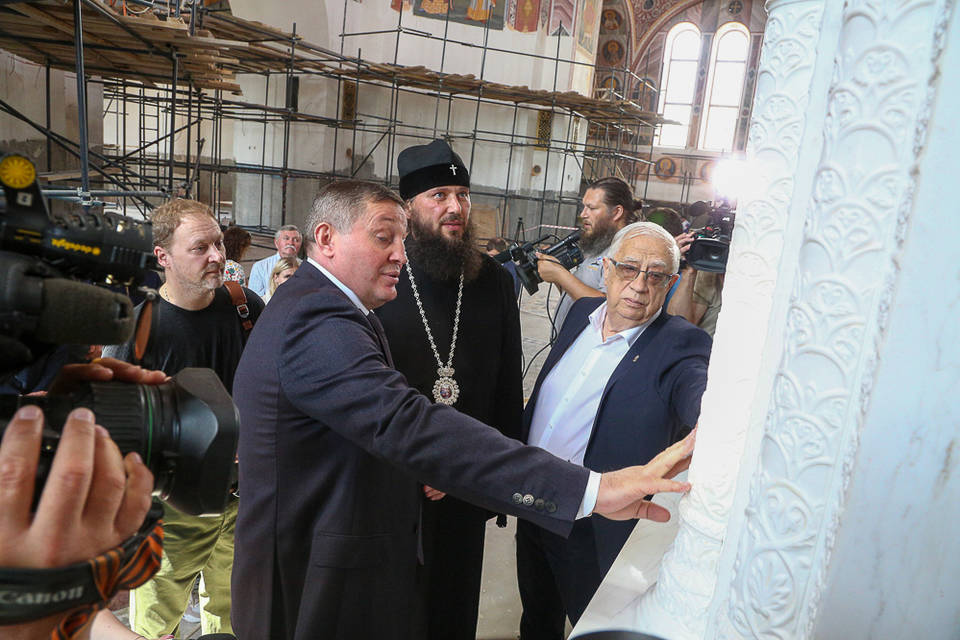 «Люди готовы помогать»: Андрей Бочаров предложил ускорить сдачу Александро-Невского собора