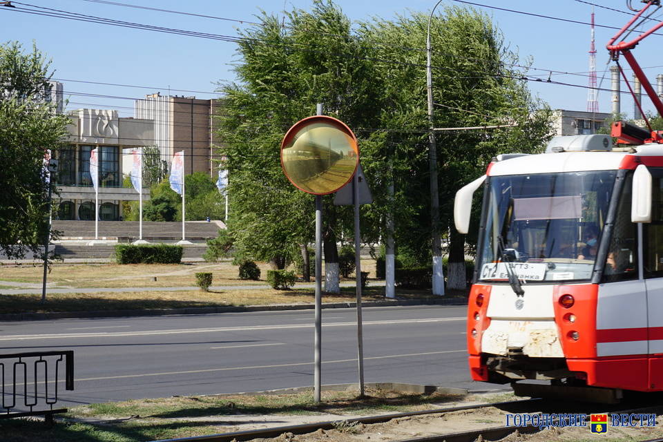 На остановке ЦПКиО в Волгограде Toyota врезалась в трамвай