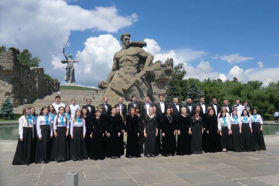 Волгоградский сводный хор исполнил гимн России на Мамаевом кургане