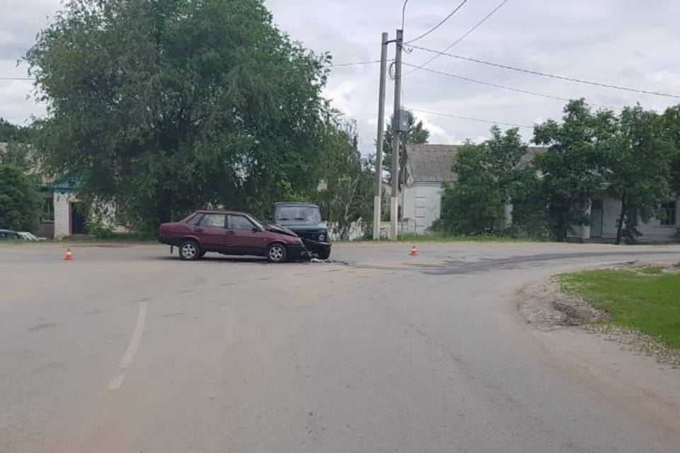 Два человека пострадали в лобовом столкновении в Волгоградской области