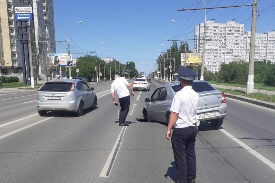 В Волгограде дорожники засыпали провал на проспекте Ленина