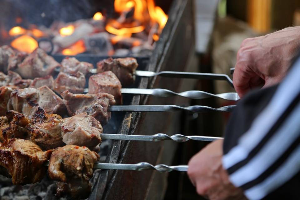 В Волгограде суд запретил шашлычной все лето жарить мясо