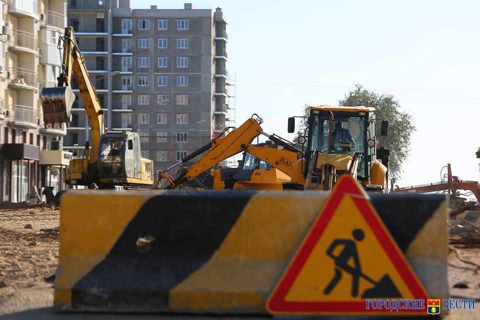 На западе Волгограда дорогу перекрыли из-за ремонта теплотрассы
