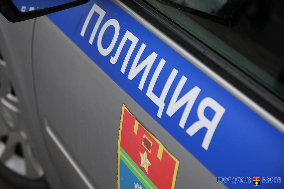 В Волгограде рецидивист размахивал пистолетом во дворе школы