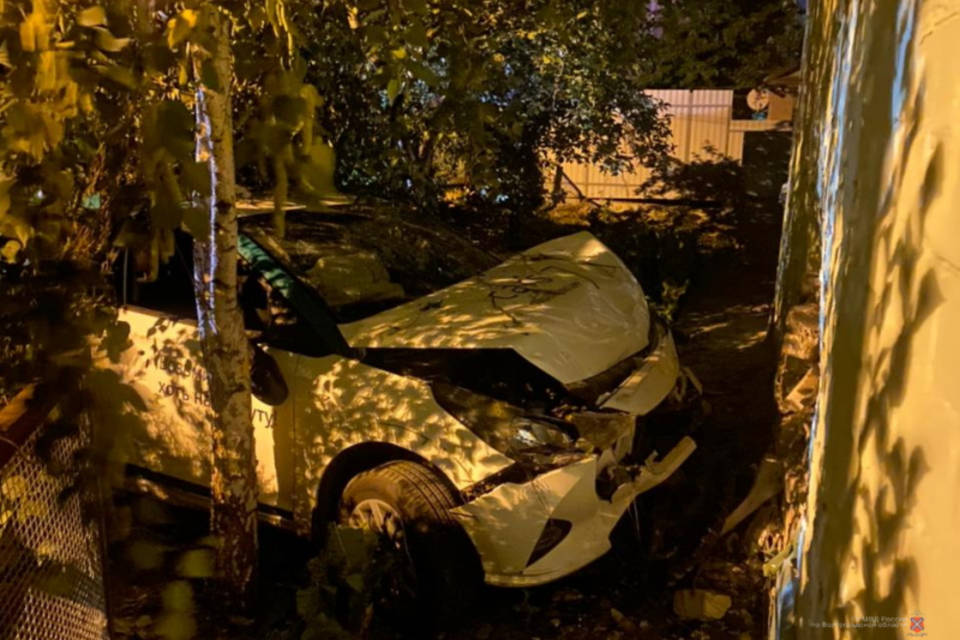 Автомобиль из каршеринга протаранил жилой дом в Волгограде