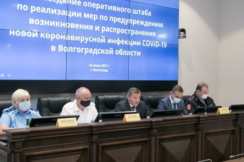 Обязательная вакцинация и запрет мероприятий: губернатор озвучил новые решения по ковиду в Волгограде