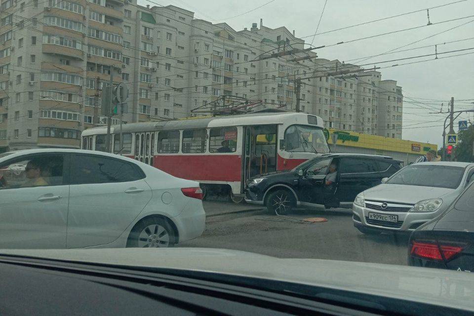Авария в Дзержинском районе Волгограда стала причиной большой пробки