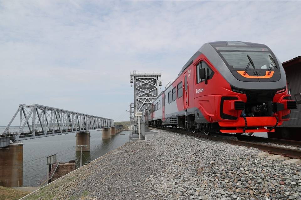 Под Волгоградом железнодорожники старый мост заменят на новый