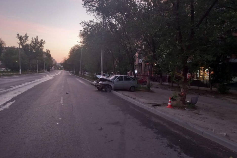 На севере Волгограда автомобилист врезался в дерево, есть пострадавшая
