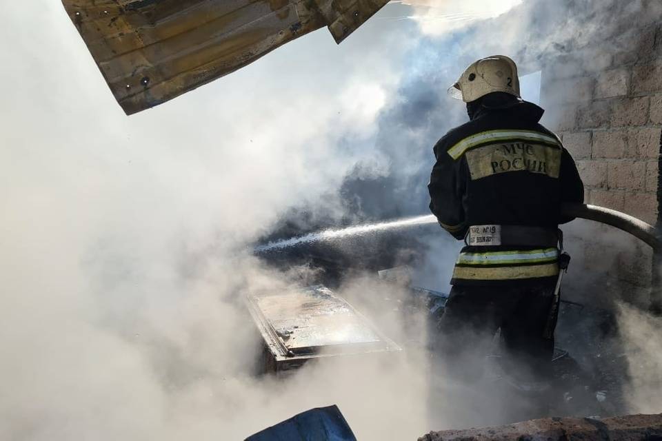 Под Волгоградом  частный дом тушили больше двух часов