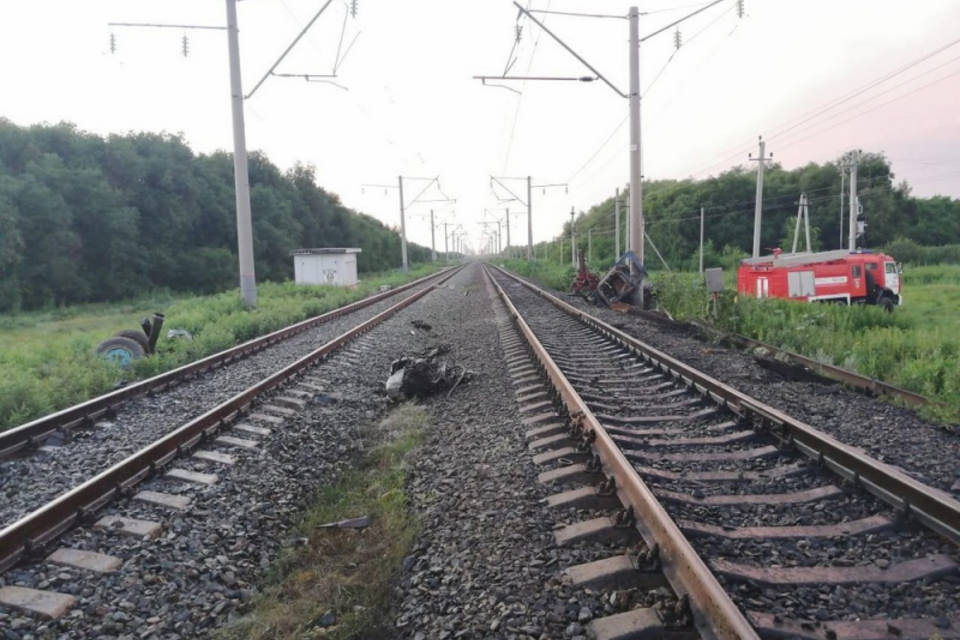 Под Волгоградом поезд разорвал трактор на куски: погиб водитель