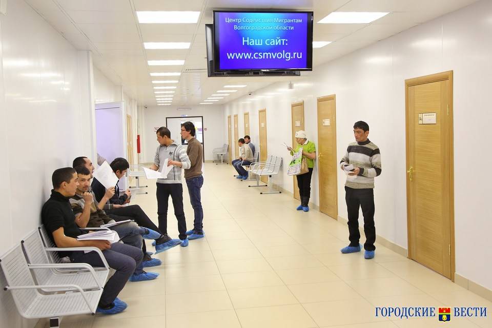 Разрешения на временное проживание иностранцев в России предложили отменить