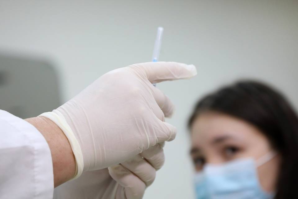 «Если бы сказали, что заболею, все равно привилась бы»: главный инфекционист Волгограда о вакцинации