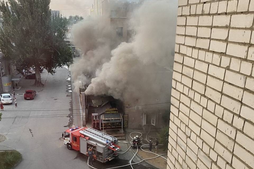 В центре Волгограда воспламенился продуктовый магазин