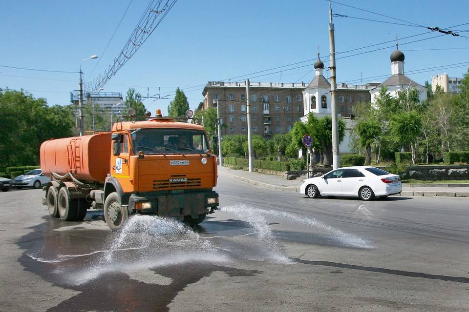Душ два раза в день: дороги Волгограда спасают от расплавляющей жары