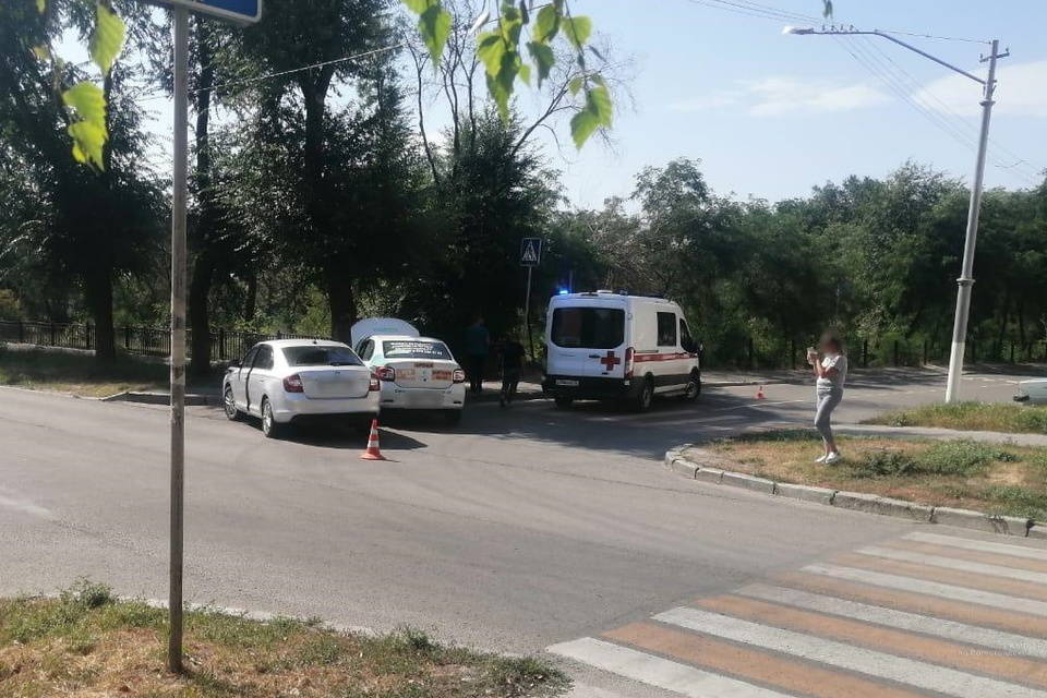 61-летняя пассажирка такси пострадала в ДТП в Волгограде
