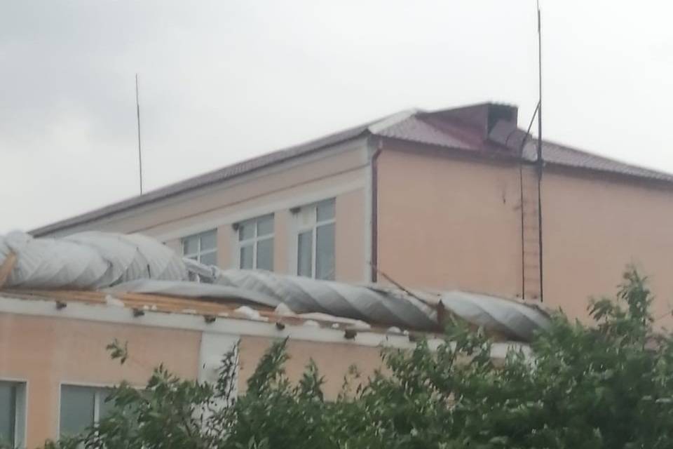 Сорваны крыши, повалены деревья: еще один район Волгоградской области пострадал от разгула стихии