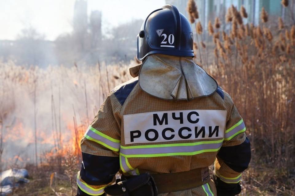 Дачную усадьбу полностью уничтожил огонь в Дзержинском районе Волгограда